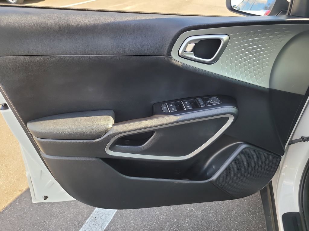 Used 2022 Kia Soul LX image 13