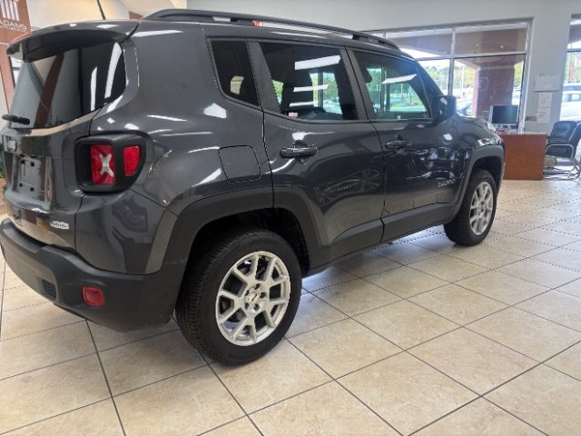 Used 2022 Jeep Renegade Latitude AWD/4WD image 3