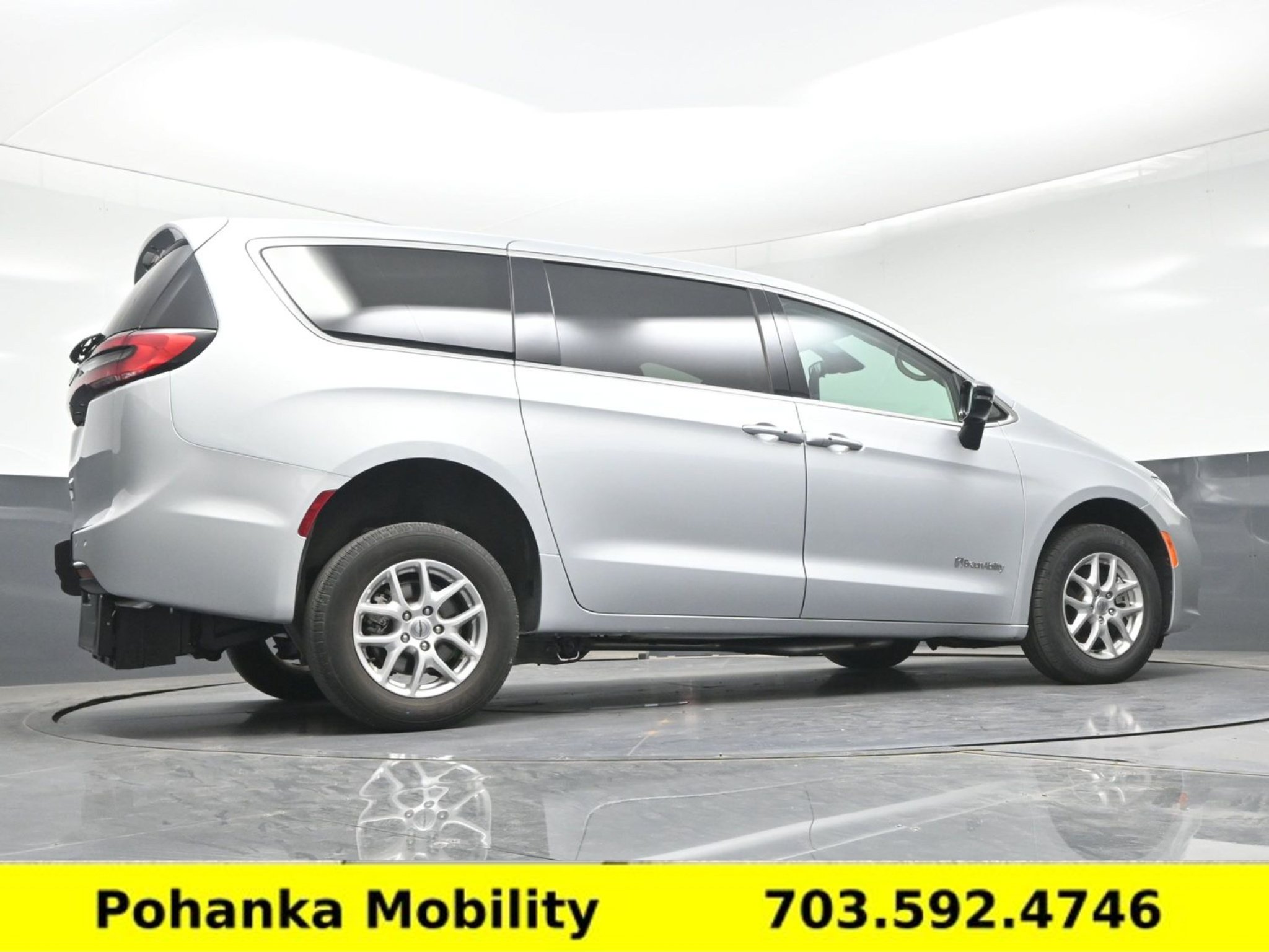 Used 2024 Chrysler Pacifica Touring-L FWD image 22