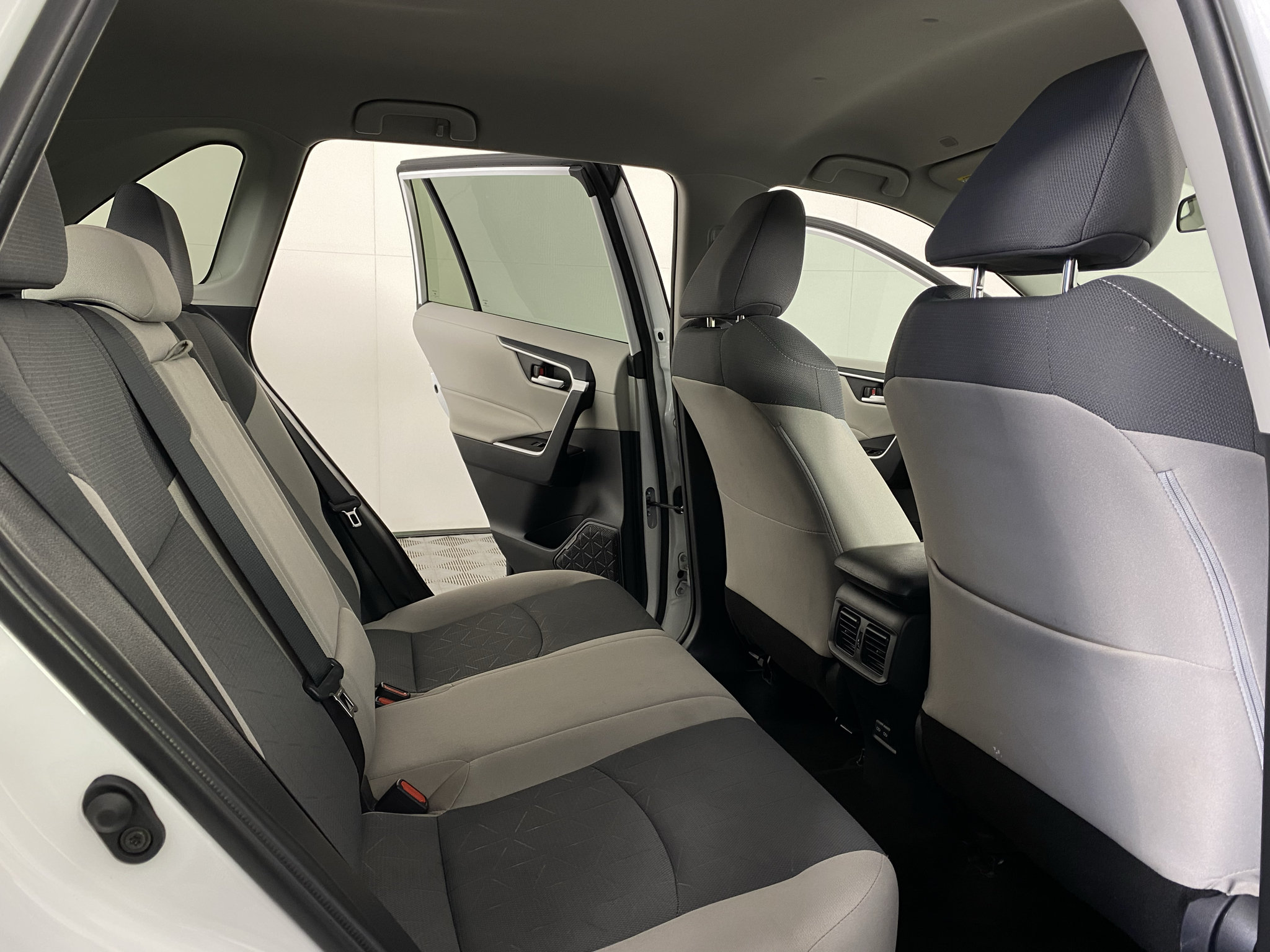 Used 2025 Toyota RAV4 XLE FWD image 28