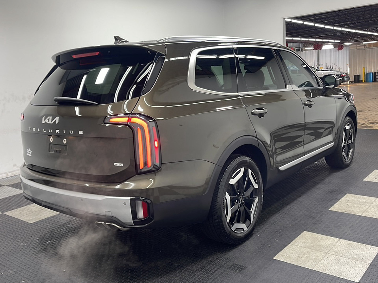 Used 2024 Kia Telluride EX w/ EX Captain's Chair Package AWD/4WD image 20
