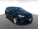 Used 2024 Chrysler Pacifica Touring-L image 3