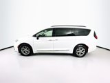 Used 2023 Chrysler Pacifica Limited image 4