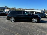 New 2025 Chrysler Pacifica Select image 2