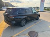 Used 2025 Toyota Sienna LE image 3