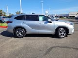 Used 2022 Toyota Highlander XLE image 3