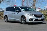 Used 2023 Chrysler Pacifica Limited w/ Uconnect Theater Family Group image 2