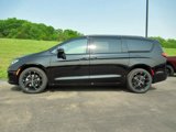 New 2025 Chrysler Pacifica Limited image 2