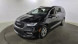 Used 2023 Chrysler Pacifica Limited image 3