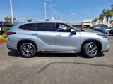 Used 2022 Toyota Highlander XLE image 3