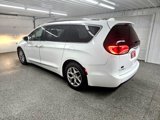 Used 2018 Chrysler Pacifica Limited image 3