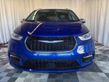 Used 2021 Chrysler Pacifica Limited w/ Uconnect Theater Family Group image 4
