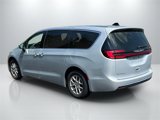 Used 2023 Chrysler Pacifica Touring-L image 3