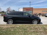 Used 2023 Chrysler Pacifica Touring-L image 4