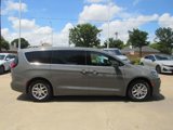 Used 2025 Chrysler Pacifica Select image 5