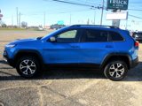 Used 2018 Jeep Cherokee Trailhawk image 2