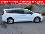 Used 2024 Chrysler Pacifica Touring-L image 4