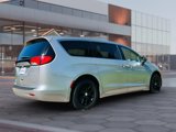 Used 2018 Chrysler Pacifica Touring image 3