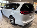Used 2024 Chrysler Pacifica Limited image 4