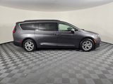 Used 2023 Chrysler Pacifica Limited image 3