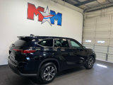 Used 2023 Toyota Highlander XLE image 3