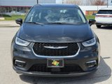 Used 2023 Chrysler Pacifica Touring-L image 3