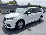 Used 2023 Chrysler Pacifica Limited image 6