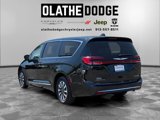 Used 2023 Chrysler Pacifica Limited image 3
