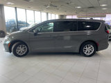 Used 2023 Chrysler Pacifica Touring-L image 4