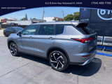 Used 2023 Mitsubishi Outlander SE image 2