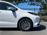 Used 2021 Toyota Sienna LE image 2