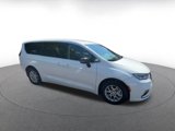 Used 2024 Chrysler Pacifica Touring-L image 2