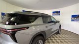Used 2024 Chevrolet Traverse LT image 2