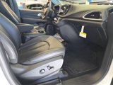 Used 2024 Chrysler Pacifica Select w/ Uconnect Theater Family Group image 5
