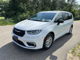 Used 2024 Chrysler Pacifica Touring-L image 2