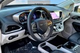 Used 2023 Chrysler Pacifica Touring-L image 2