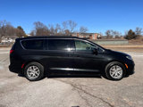 Used 2022 Chrysler Pacifica Touring-L image 4