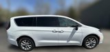 New 2025 Chrysler Pacifica Select image 2