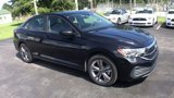 Used 2022 Volkswagen Jetta SE image 2