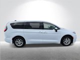 Used 2023 Chrysler Pacifica Touring-L image 6