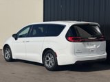 Used 2024 Chrysler Pacifica Limited image 3