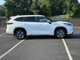 Used 2025 Toyota Highlander XLE image 2