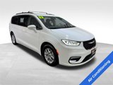 Used 2022 Chrysler Pacifica Touring-L image 3