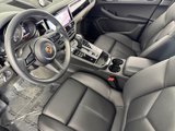 Certified 2024 Porsche Macan image 4