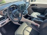 Used 2024 Chrysler Pacifica Limited image 3