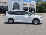 Used 2023 Chrysler Pacifica Touring-L image 3