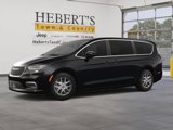 New 2025 Chrysler Pacifica Select image 2