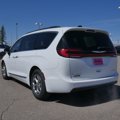 Used 2023 Chrysler Pacifica Limited image 2