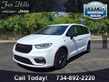 Used 2024 Chrysler Pacifica Select image 3
