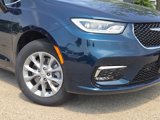 New 2025 Chrysler Pacifica Select image 3